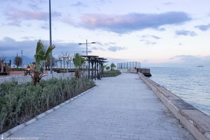 İzmir Büyükşehir Belediye Başkanı Dr. Cemil Tugay, Kordon’da yaşanan su