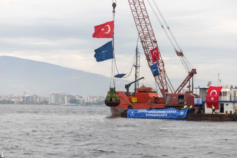 İzmir Büyükşehir Belediyesi’nin İzmir Körfezi’nin temizlenmesine yönelik çalışmalar kapsamında yürüttüğü