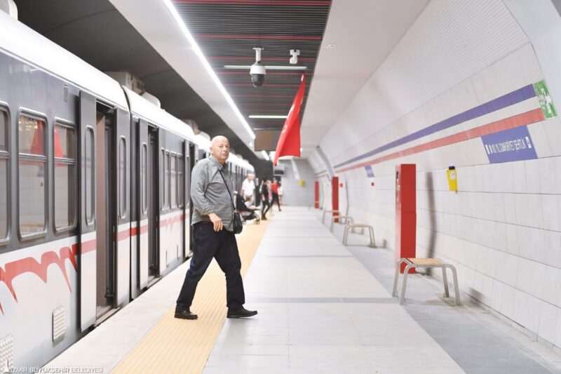 İzmir Büyükşehir Belediyesi, yolcu yoğunluğunu dikkat alarak İzmir Metrosu’nun sefer