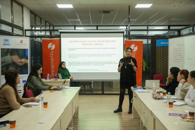 ‘Konak Belediyesi Mutlu Çocuklar Oyun Evleri’nde eğitim veren öğretmenler bu