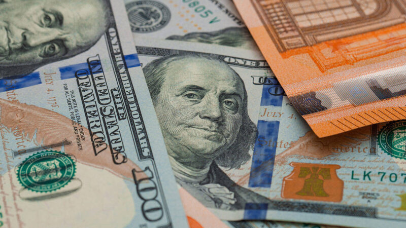 Liranın dolar ve euro karşısındaki eriyişi devam ediyor. İstanbul serbest