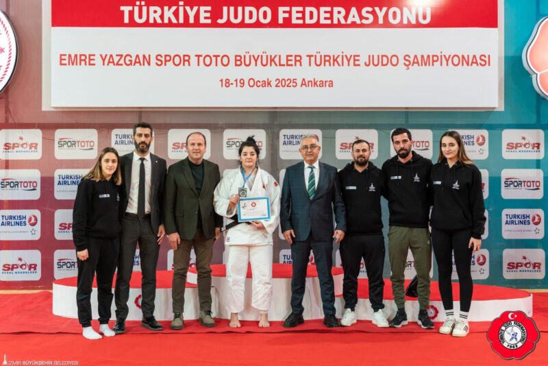 İzmir Büyükşehir Belediyesi Spor Kulübü, “Büyükler” ve “Görme ve İşitme