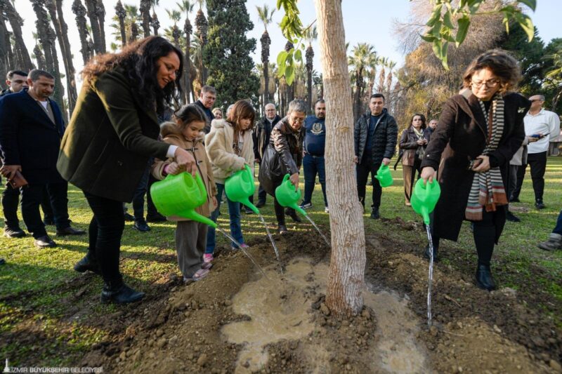 İzmir Büyükşehir Belediye Başkanı Dr. Cemil Tugay, yeni yılın ilk