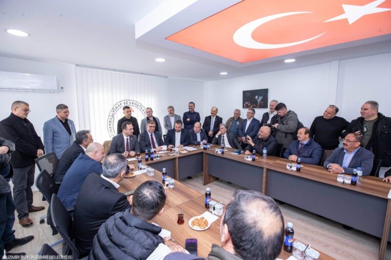 İzmir Büyükşehir Belediye Başkanı Dr. Cemil Tugay, su faturalarının ilk
