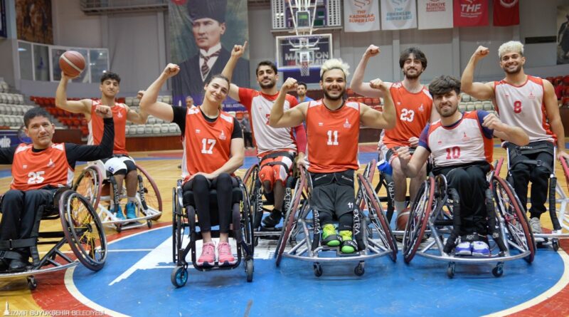 İzmir'de sporun kalbi Kültürpark Celal Atik Spor Salonu'nda atıyor. Bin