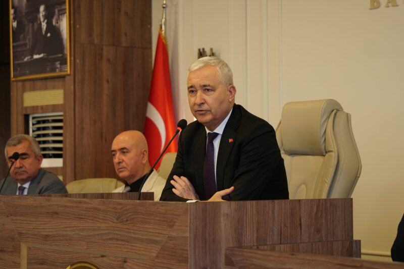 Kemalpaşa Belediye Başkanı Mehmet Türkmen Belediye Meclis Salonu’nda muhtarlarla bir