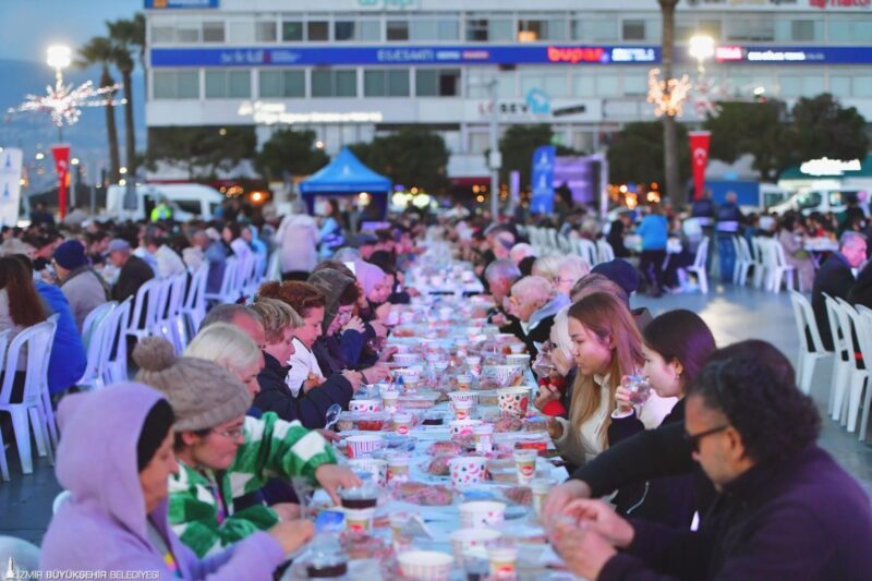 İzmir Büyükşehir Belediyesi, Ramazan ayının bereketini dayanışmayla büyütecek. Ay boyunca