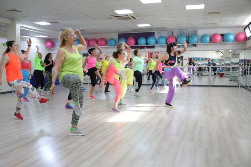 Bayraklı Belediyesinin zumba kursları yoğun ilgi görmeye devam ediyor. Uzman
