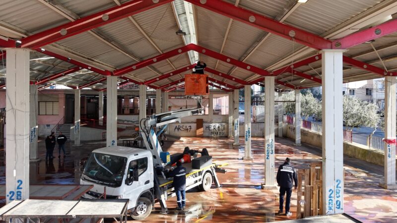 Bayraklı Belediyesi, ilçe genelinde süren bakım, onarım ve yenileme faaliyetleri