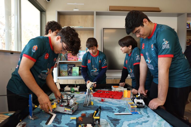 Bayraklı Belediyesi bünyesinde kurulan robotik kodlama takımı ‘Bayraklı Rangers', uluslararası