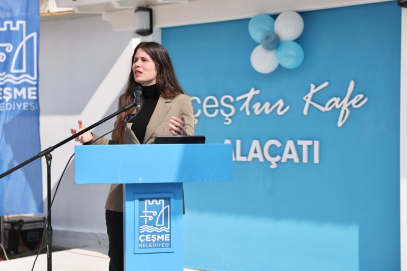 Çeştur Kafe Alaçatı’nın açılışında konuşan Belediye Başkanı Lâl Denizli, hem