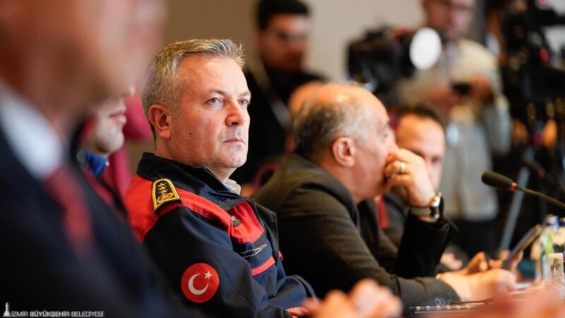 Ege Denizi’nde üst üste yaşanan depremlerin ardından, İzmir Büyükşehir Belediye