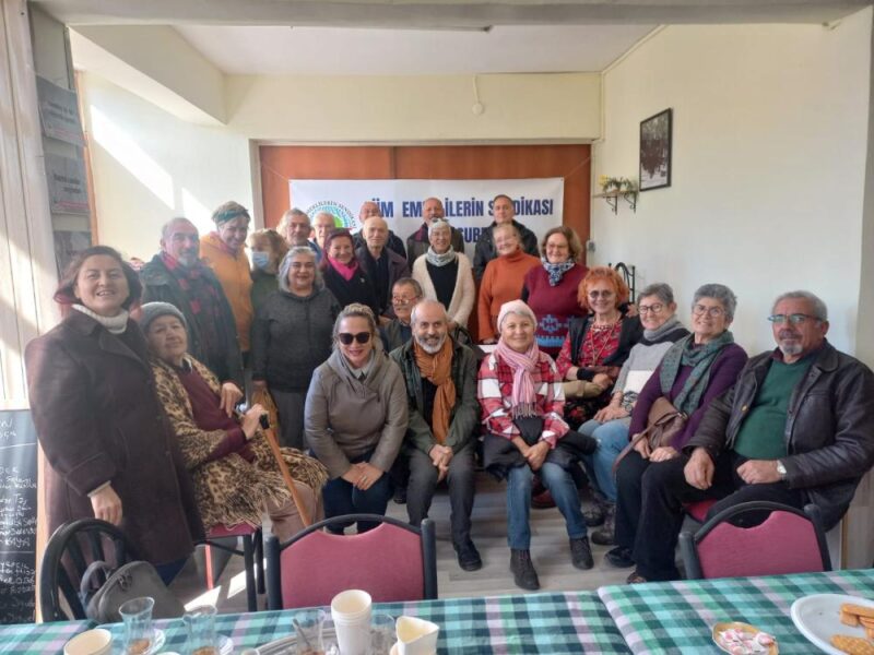Tüm Emeklilerin Sendikası Foça Şubesi, yeni binasında ilk yönetim kurulu