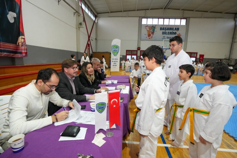 Gaziemir Belediyesi’nin düzenlediği taekwondo kursuna katılan 100 sporcu, kursta öğrendikleri