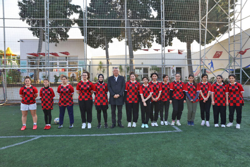 Güzelbahçe Belediyesi Kız Futbol Takımı, ilk antrenmanına Güzelbahçe Belediye Başkanı