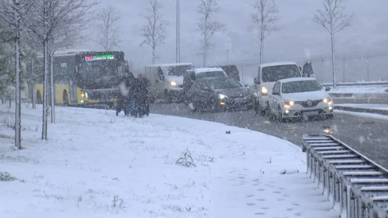İstanbul'da kar yağışı etkisini sürdürüyor, ancak şehirdeki trafik yoğunluğu ciddi