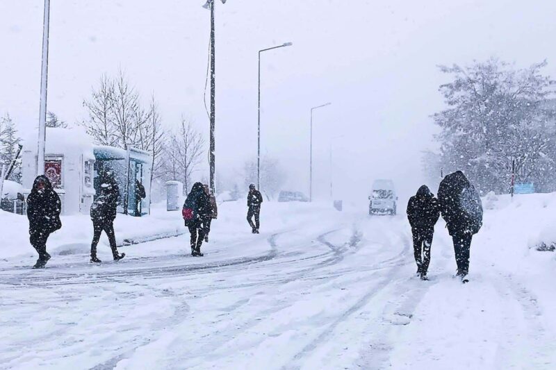 İstanbul'da öğle saatlerinden itibaren şiddetini artırması beklenen kar yağışının cuma