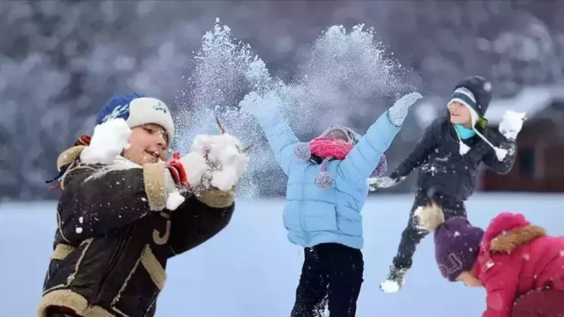 Kastamonu’da etkili olan yoğun kar yağışı ve buzlanma nedeniyle İnebolu,
