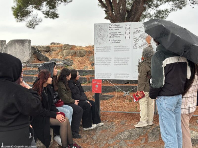 İzmir Büyükşehir Belediyesi’nin “Kitaplarla Yolculuk” projesi, her ay okunan kitap