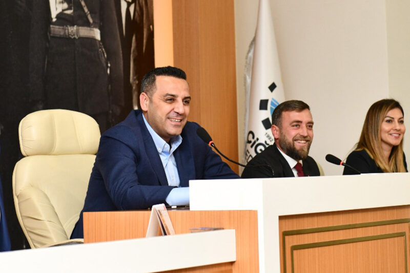Çiğli’de emekliler tazminat; memurlar sosyal denge tazminatı sevinci yaşıyor. Çiğli