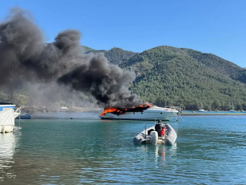 Muğla'nın Marmaris ilçesinde, kıyıya yakın bir noktada demirli bulunan "Nefes"