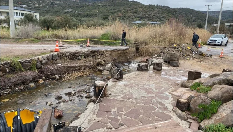 Çanakkale'nin Ayvacık ilçesinde etkili olan sağanak yağış, hayatı olumsuz etkiledi.