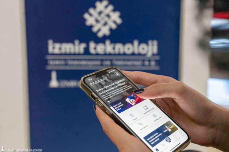 İzmir Büyükşehir Belediyesi öğrencilerin önemli gider kalemlerinden biri olan toplu