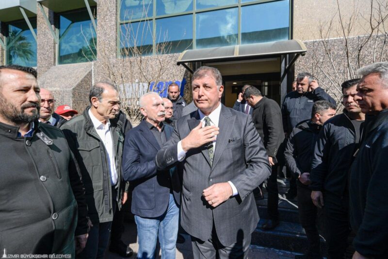 İzmir Büyükşehir Belediye Başkanı Dr. Cemil Tugay, kendisini çiçeklerle ziyarete