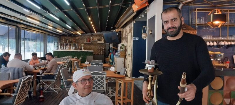 Gün batarken, fabrikadan çıkıp eve doğru yürümeye başladım. Çelik kokusu