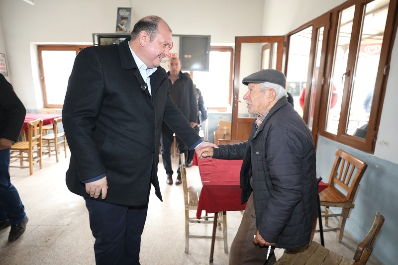 Menderes Belediye Başkanı İlkay Çiçek başlattığı mahalle ziyaretlerine devam ediyor.