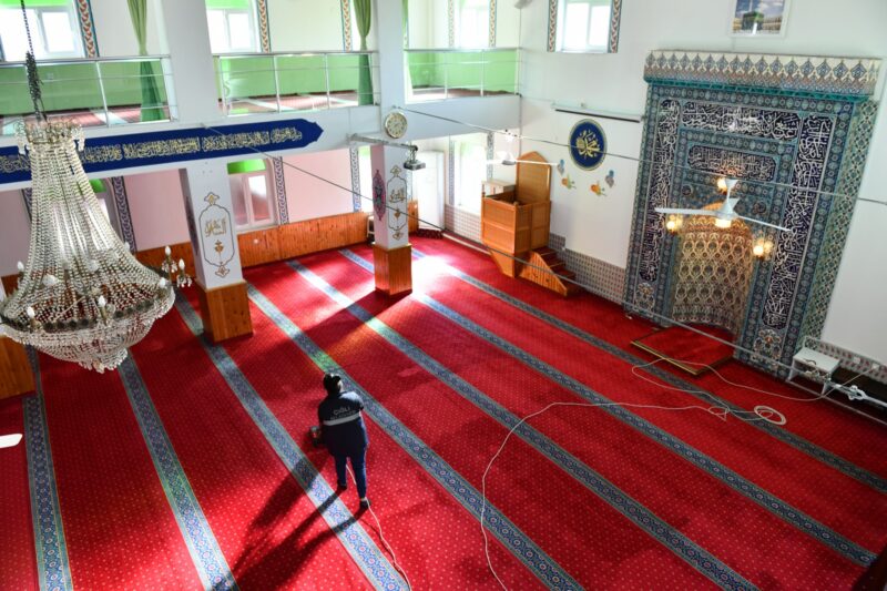 Çiğli Belediyesi, yaklaşan Ramazan ayı öncesinde ilçe genelindeki cami ve