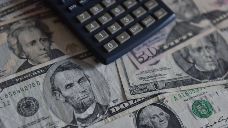 TL'nin dolar ve Euro karşısındaki eriyişi sürüyor. Dolar/TL yeni güne