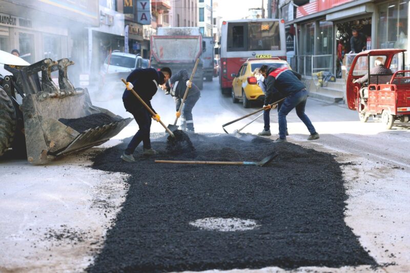 Bayraklı Belediyesinin, İzmir Büyükşehir Belediyesi iş birliğiyle yürütülen yol yenileme,