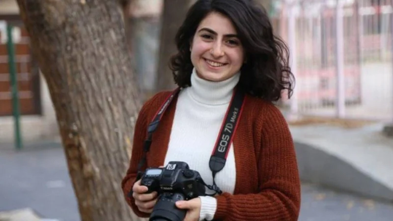JINNEWS muhabiri Öznur Değer, evine yapılan baskında gözaltına alındı. Polis,