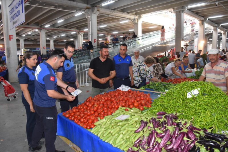 Menemen'de pazar yerleri hem gıda güvenliği hem de hijyende vatandaşa