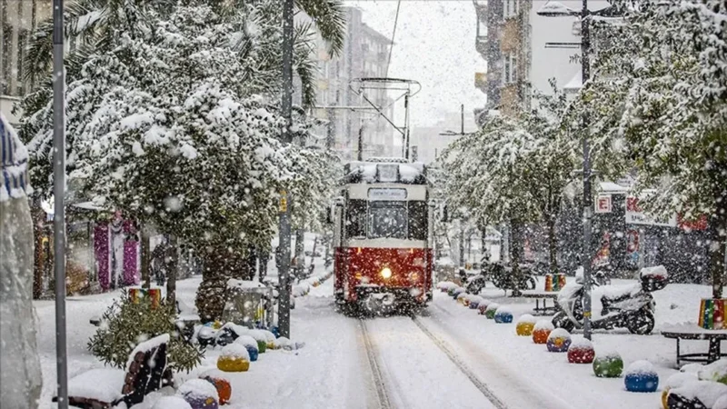 Meteoroloji Genel Müdürlüğü’nün uyarılarının ardından İstanbul’un bazı bölgelerinde kar yağışı