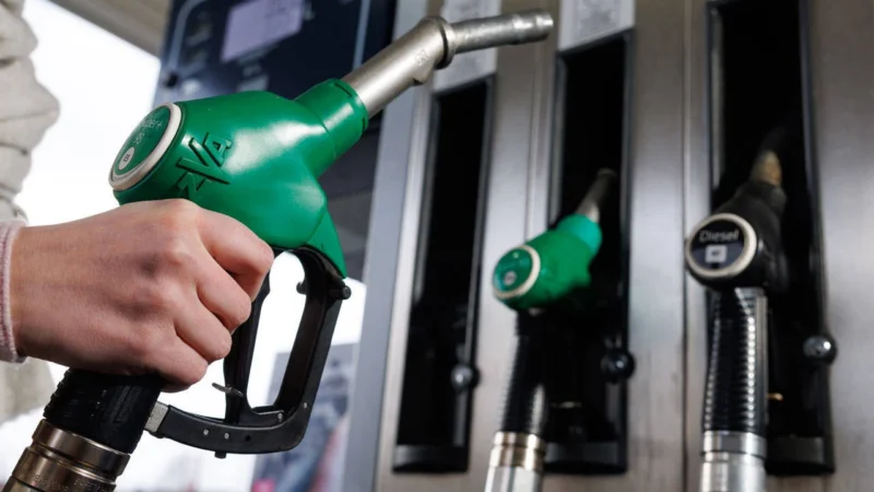 Döviz kuru ve petrol fiyatlarındaki dalgalanmalar, akaryakıt fiyatlarını etkilemeye devam