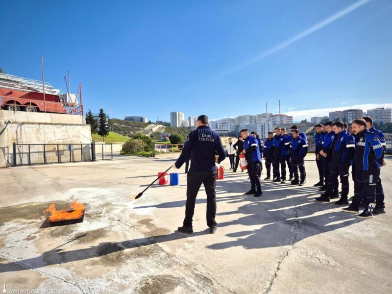İzmir Büyükşehir Belediyesi zabıta ekipleri, yangın riskine karşı alınması gereken