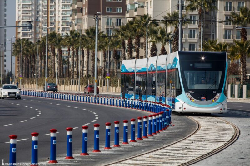 İzmir'de bayram boyunca toplu ulaşım ücretsiz olacak.

