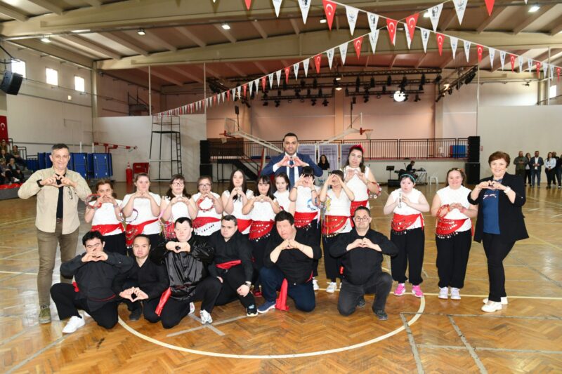 Çiğli Belediyesi, Atatürk Spor Salonu’nda düzenlediği etkinlikle kadınlara unutulmaz bir