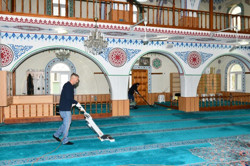 İlçedeki ibadethanelerde yıl boyunca rutin temizlik çalışmaları yürüten Çiğli Belediyesi,