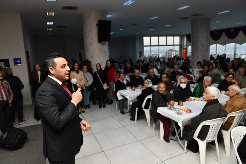 Çiğli Belediyesi, Ramazan ayı boyunca ilçenin farklı noktalarında vatandaşlarla iftar