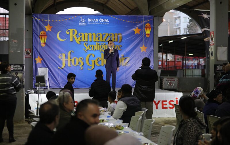 Bayraklı Belediyesi, Ramazan ayı boyunca ilçenin farklı noktalarında iftar sofraları
