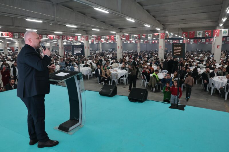Menemen Belediye Başkanı Aydın Pehlivan, belediye personeli ve aileleriyle iftar