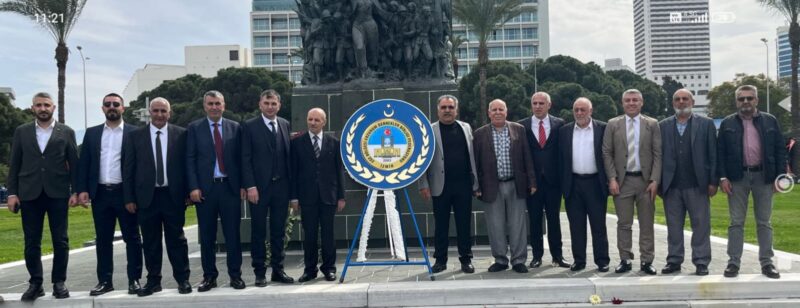 Cumhuriyeti meydanı Atatürk heykeline çelenk sunan Ege Erzurum Dernekler Birliği