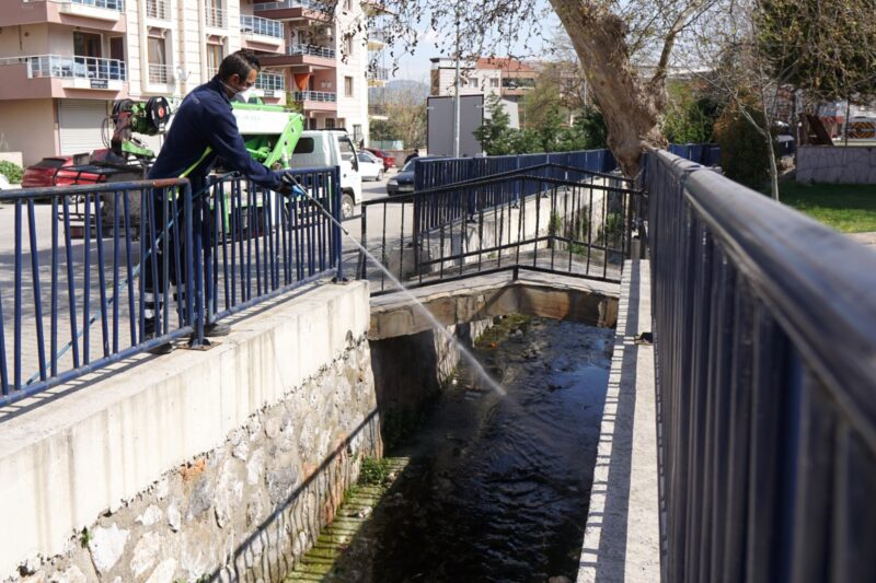 İzmir Kemalpaşa Belediyesi ve İzmir Büyükşehir Belediyesi ekipleri, bahar mevsimiyle