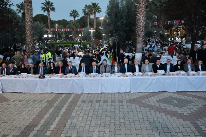 Menemen Belediyesi’nin geleneksel hale getirdiği Kadir Gecesi iftarı, bu yıl