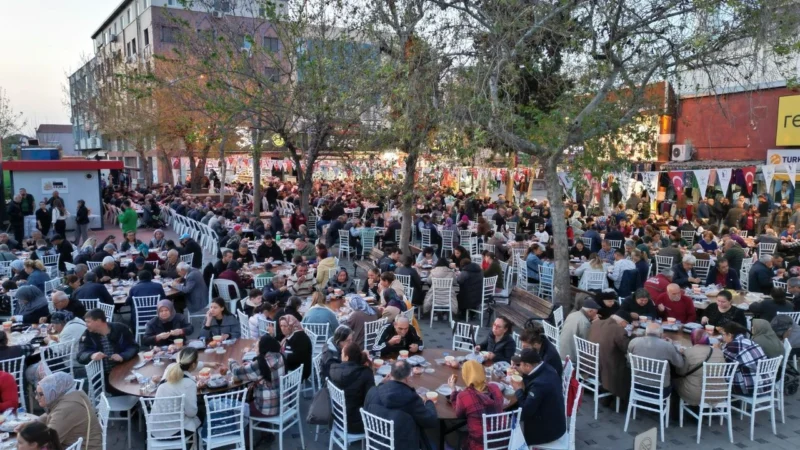 Ramazan ayı boyunca ilçenin farklı noktalarında iftar programları düzenleyerek binlerce