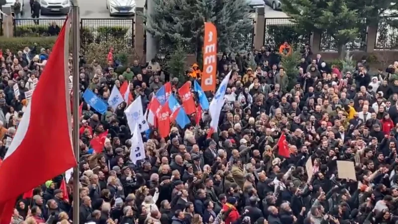 Ankaralılar, Özgür Özel’in çağrısıyla CHP Genel Merkezi önünde toplanarak Ekrem