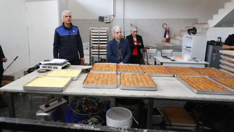 Karşıyaka Belediyesi Ramazan Bayramı öncesinde, ilçede faaliyet gösteren tatlıcılarda denetim